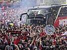 Autobus s fotbalisty Leverkusenu se blíí ke stadionu ped zápasem proti...