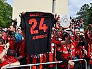 Fanouci Leverkusenu v ulicích msta. Bayer má na dosah první mistrovský titul...
