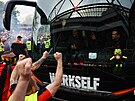 Autobus s fotbalisty Leverkusenu se blíí ke stadionu ped zápasem proti...