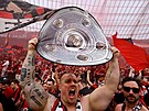 Fanouci Leverkusenu oslavují první mistrovský titul v historii klubu.