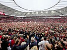 Fanouci Leverkusenu blázniv oslavují první mistrovský titul v historii klubu.