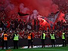 Fanouci Leverkusenu pelézali bariéry. S fotbalisty chtli oslavit mistrovský...