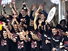 Fotbalisté Leverkusenu jásají po vítzství v bundeslize s papírovou trofejí. Tu...
