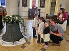 Na vrcen zvony z nmeck diecze byli v Ostrav zvdav dospl i dti. (13....