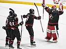 Kanadské hokejistky se radují z postupu do finále MS po vítzství nad eskem.