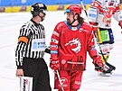 Tinecký Daniel Voenílek debatuje s rozhodím bhem druhého finále play off...
