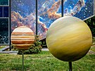 Prostor p�ed planet�riem zdob� modely planet.