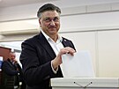 Chorvatský premiér Andrej Plenkovi hlasuje v parlamentních volbách ve volební...