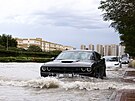 Spojené arabské emiráty zasáhly silné det, které zaplavily silnice, mimo jiné...