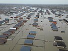 Pohled z dronu ukazuje zaplavenou obytnou oblast v osad Ivanovskoje v...