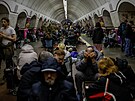 Lidé se ukrývají v kyjevském metru ped raketovým útokem. (11. dubna 2024)