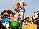 Odbornci na odpadov hospodstv zkoumali, jak lid v Lankroun td odpad....