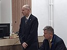 Bývalý editel policejní pyrotechnické sluby Michal Dlouhý (vlevo) se u soudu...