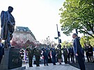 Premiér Petr Fiala poloil vnec ped sochu T.G.M ve Washingtonu. (17. dubna...