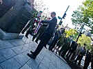 Premiér Petr Fiala poloil vnec ped sochu T.G.M ve Washingtonu. (17. dubna...