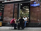 eenci odpoívají v pouliní kavárn v centru Grozného na tíd Vladimira...