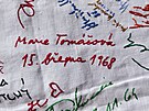 Ubrus Tamary Martinkové s podpisy známých osobností. Autogramy sbírá od roku...