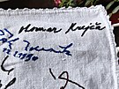 Ubrus Tamary Martinkové s podpisy známých osobností. Autogramy sbírá od roku...