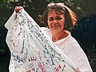 Tamara Martinková se svým ubrusem podpis. Sbírá je u od roku 1967. (10. dubna...