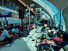 Cestující ekají na své lety na mezinárodním letiti v Dubaji. (17. dubna 2024)