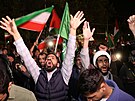 Írántí demonstranti bhem protiizraelského shromádní ped britským...