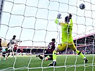 Bruno Fernandes stílí první gól Manchesteru United v utkání s Bournemouth.