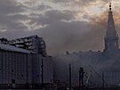 Po vi se zítila i fasáda hoící burzy v Kodani. (18. dubna 2024)