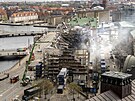 Po vi se zítila i fasáda hoící burzy v Kodani. (18. dubna 2024)