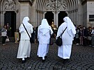 Ped katedrálou sv. Václava v Olomouci se scházejí stovky lidí na inauguraci...