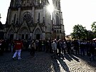 Ped katedrálou sv. Václava v Olomouci se scházejí stovky lidí na inauguraci...