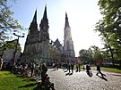 Ped katedrálou sv. Václava v Olomouci se scházejí stovky lidí na inauguraci...