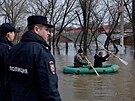 Obyvatelé zaplaveného Orenburgu veslují do bezpeí. (12. dubna 2024)