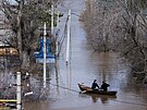 Obyvatelé zaplaveného Orenburgu veslují do bezpeí. (12. dubna 2024)