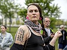 Demonstranti poadují zákon na ochranu práv transgender komunity ped budovou...
