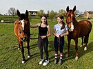 Barbora Vil�kov� (vlevo) a Nika N�dlov� zasv�tily voln� �as p��i o kon�. Jejich...