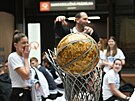 Nový pohár pro vítze basketbalové ligy se ukázal v Dín. V pozadí Jakub...