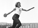 Olga Fikotová Connollyová v roce 1964 bhem tréninku na univerzit UCLA