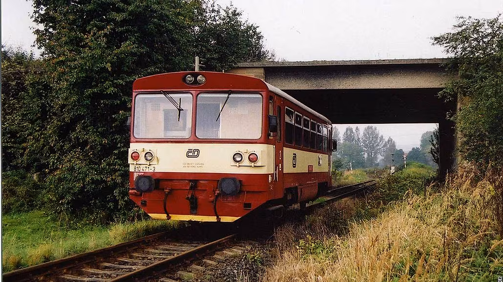 �elezni�ní nadjezd Hitlerovy dálnice u Velkých Opatovic. Historické foto je�t�...