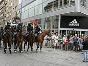 Policist� zasahovali na Queer Parade proti neonacist�m i na kon�ch