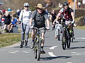 Cyklisté, bruslai i kolobkai a také chodci a bci. Modanská cyklostezka...