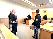 Obalovaný Jakub Martin (v triku) u Vrchního soudu v Praze (10. dubna 2024)