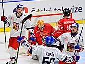 etí hokejisté se radují z branky. Zleva Jáchym Kondelík, Adam Kubík a Michal...