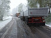 Snení komplikovalo ve tvrtek ráno dopravu na Lipensku. Snímek je z Pihlova...