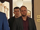 Dvojice policist, Tomá Výmola a Michal Hajduch (v pozadí v erné koili) bila...