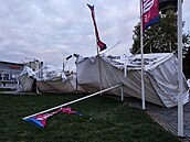 Silný vítr poniil stoáry a stany na chystaný Fanfest ped pardubickým zimním...