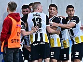 Fotbalisté Hradce Králové slaví první gól v utkání proti Slovácku.