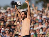 Amerian Scottie Scheffler se raduje z triumfu v golfovém Masters v August.