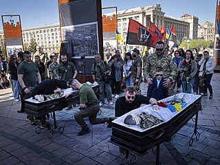 Lidé vzdávají úctu u rakví ukrajinských voják Serhije Konovala a Tarase...