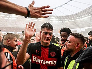 eský fotbalista Patrik Schick z Leverkusenu v záplav fanouk po zisku...