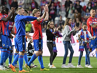 Tým Plzn slaví výhru nad Slávií 1:0.